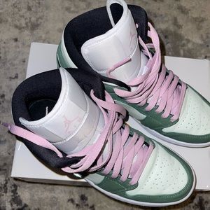 Women Air Jordan 1 Mid SE “Dutch green”